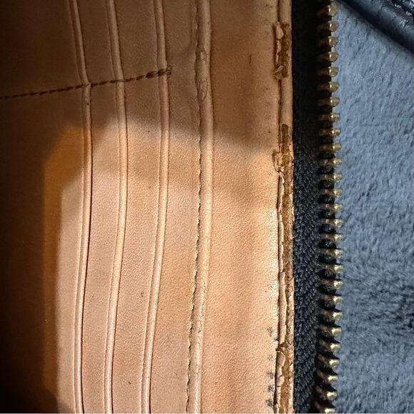 Fossil Black Leather zip around wallet - Picture 7 of 8